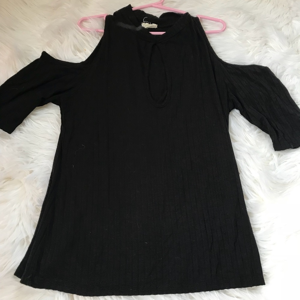 Black ribbed keyhole chest cold shoulder top